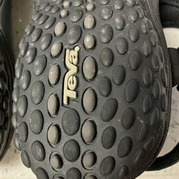 Teva waterproof black leather sandals With two size adjustments. Size 7. - Picture 10 of 12